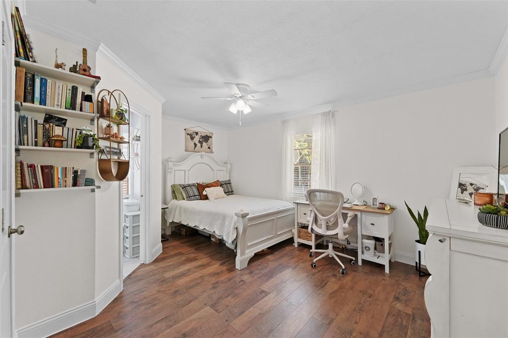 300 E Pecan Street Property Photo 16