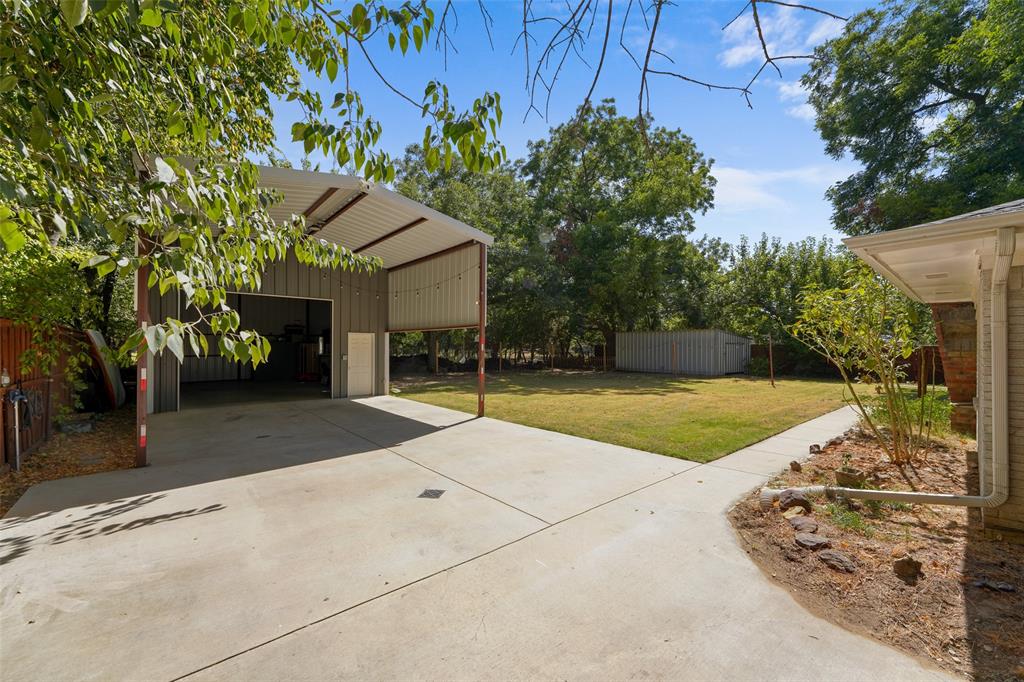 300 E Pecan Street Property Photo 22