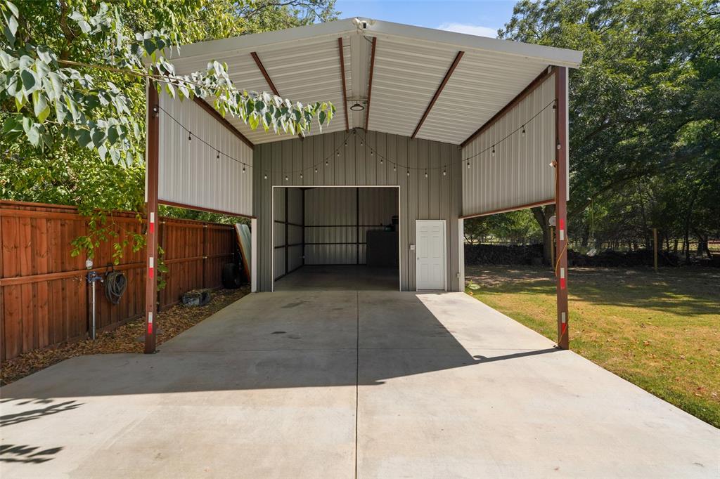 300 E Pecan Street Property Photo 23