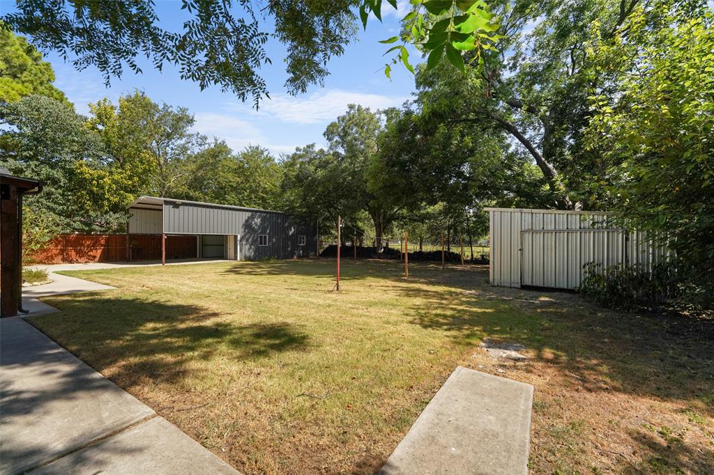 300 E Pecan Street Property Photo 25