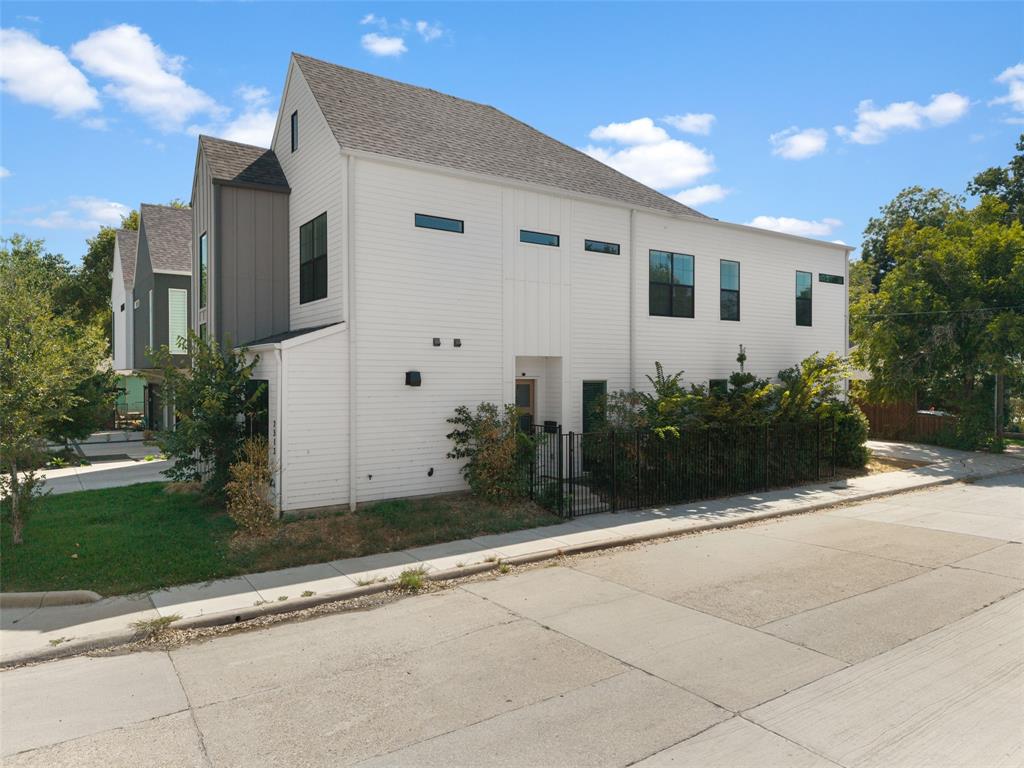 2513 N Winnetka Avenue Property Photo 2