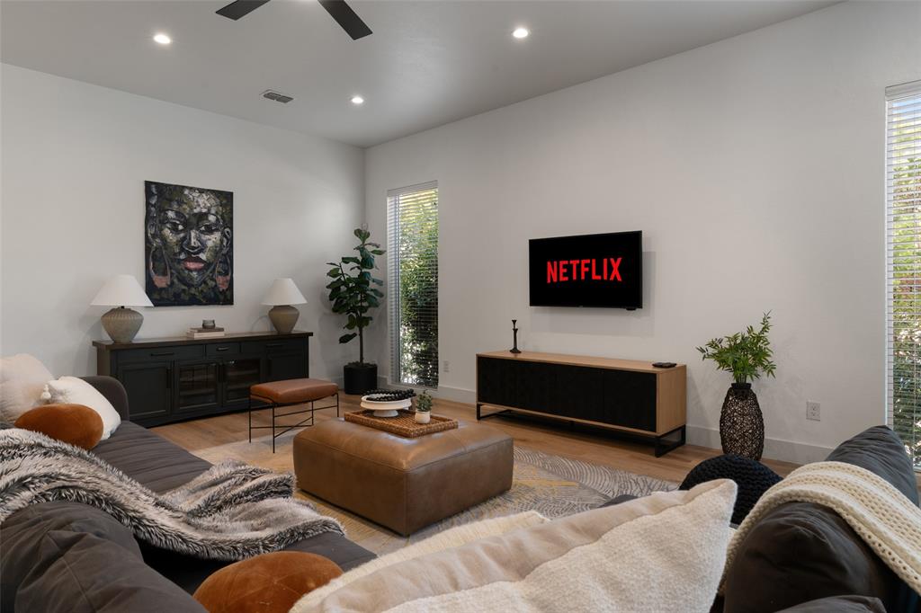 2513 N Winnetka Avenue Property Photo 4