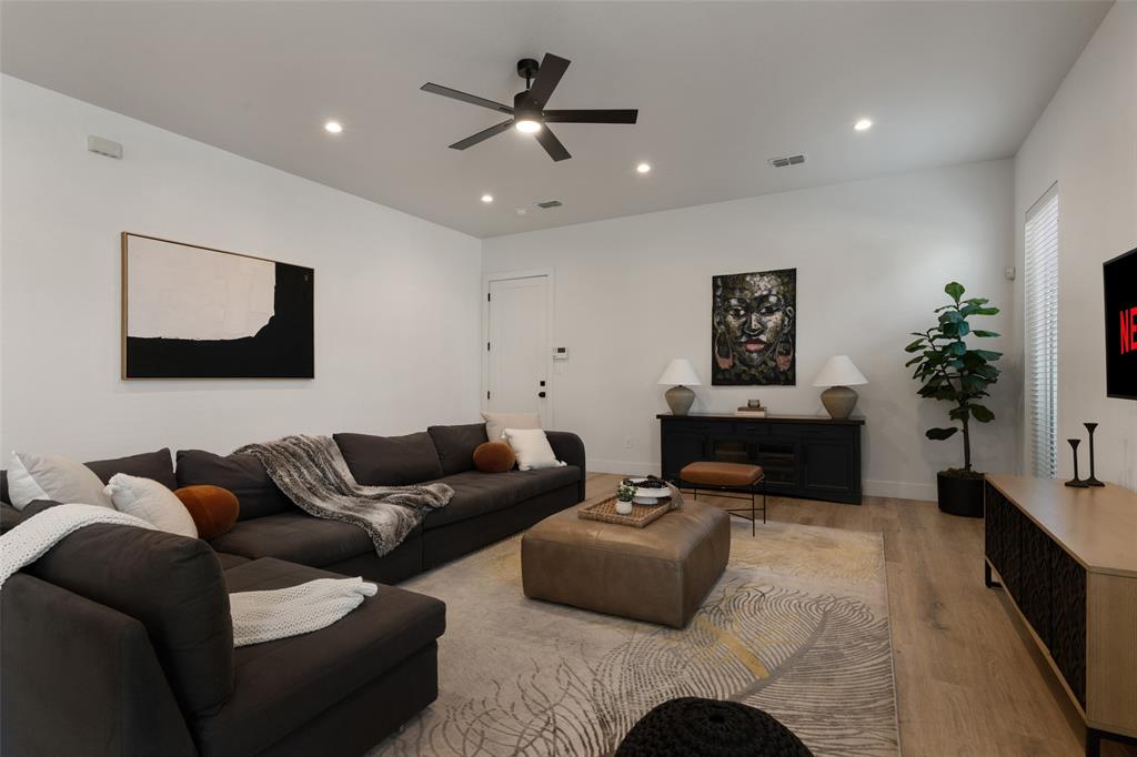 2513 N Winnetka Avenue Property Photo 22