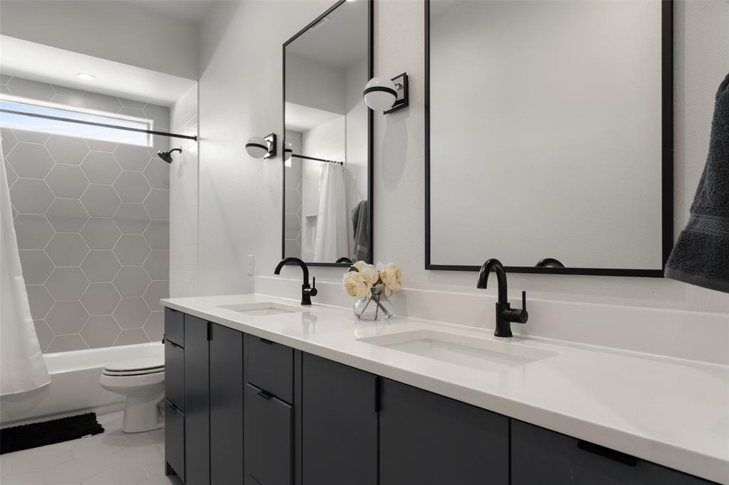 2513 N Winnetka Avenue Property Photo 32