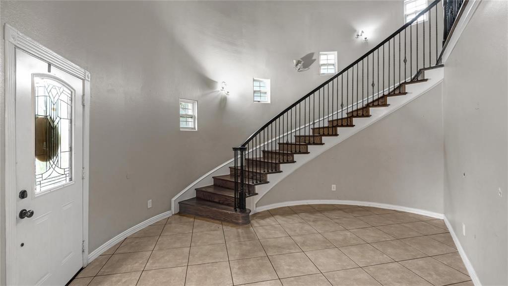 813 Beacon Hill Drive Property Photo 2