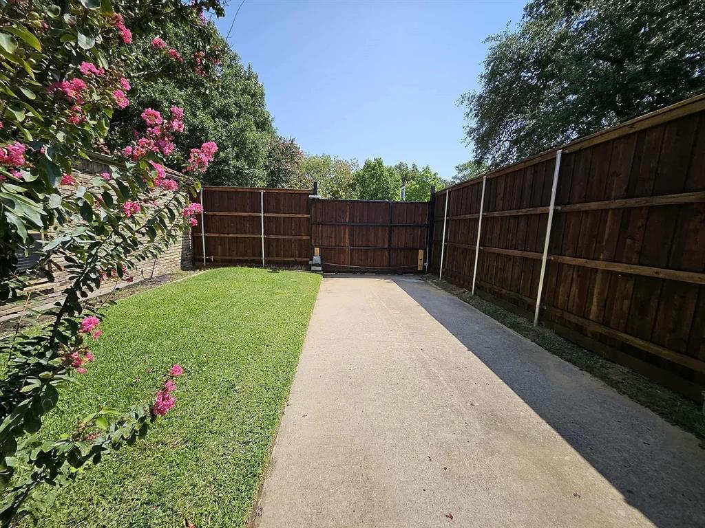 3827 Ashbury Lane Property Photo 9