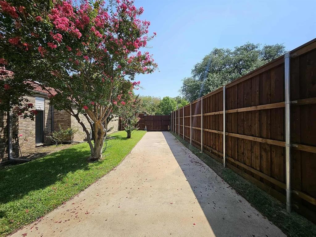 3827 Ashbury Lane Property Photo 10