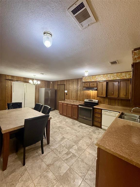 701 W 9th Street Property Photo 8