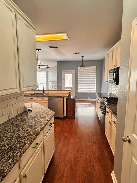 7585 Ravenhill Drive Property Photo 9