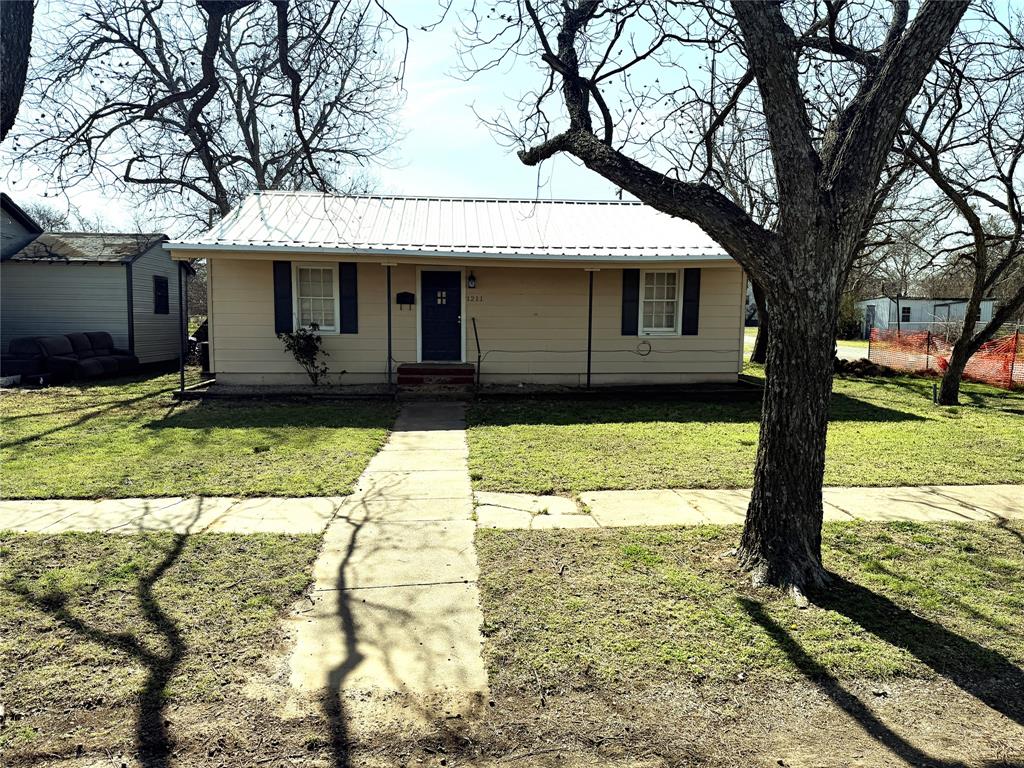 1211 W 12th Street Property Photo 2