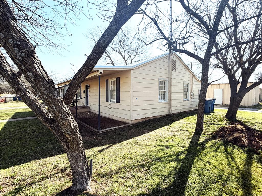 1211 W 12th Street Property Photo 4