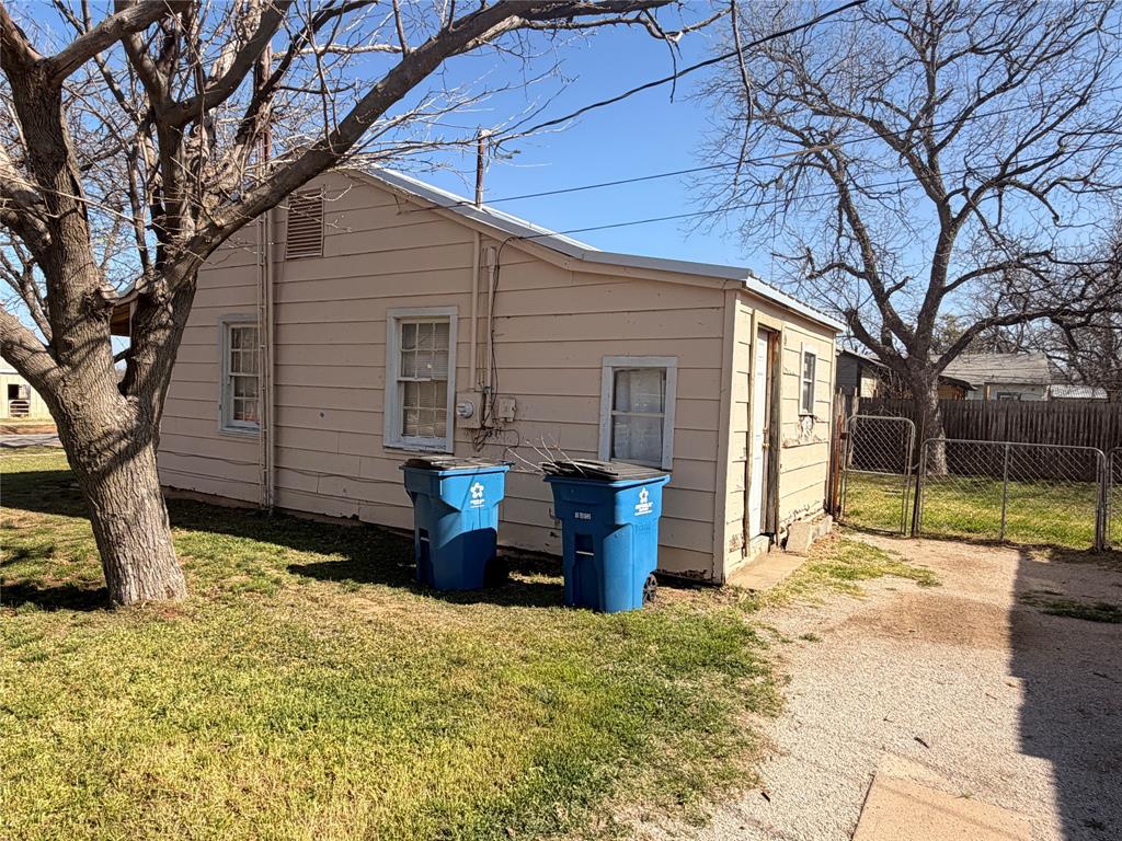 1211 W 12th Street Property Photo 5