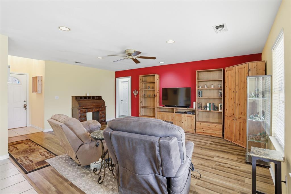 921 Calder Street Property Photo 5