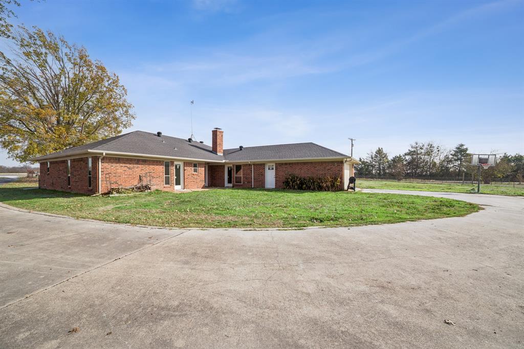 8076 Fm 35 Road Property Photo 3