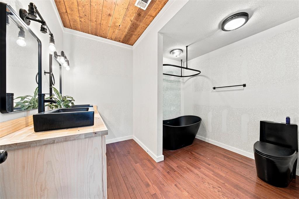 202 E Avenue Property Photo 6