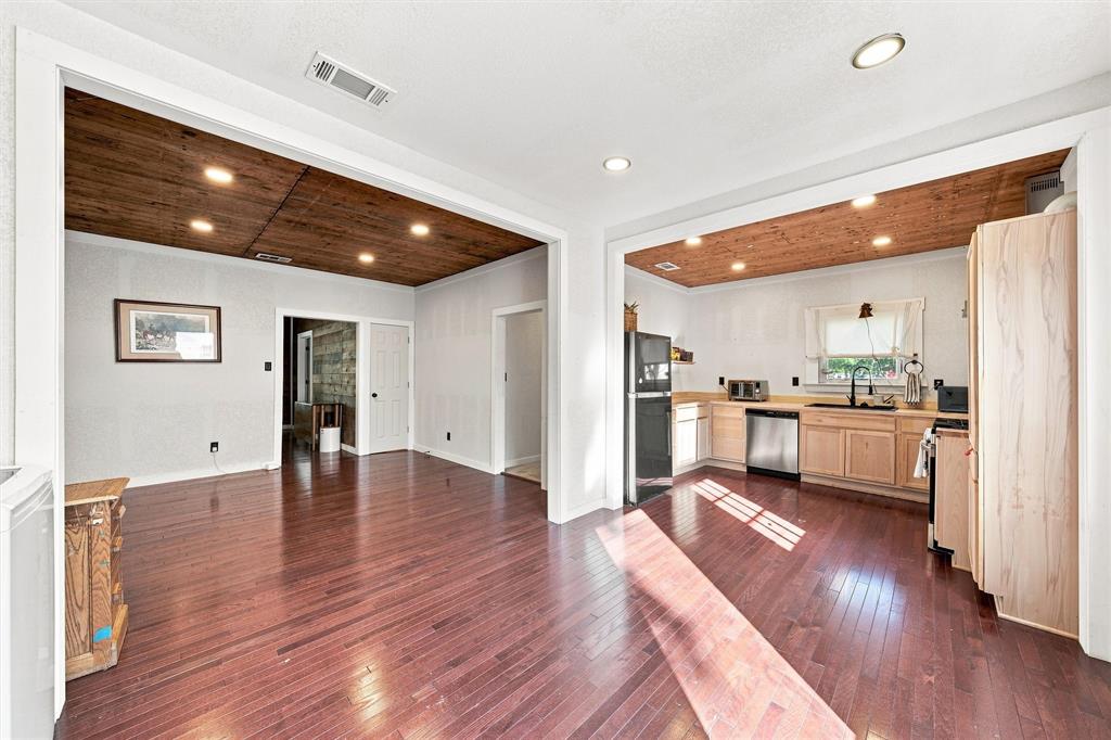 202 E Avenue Property Photo 12