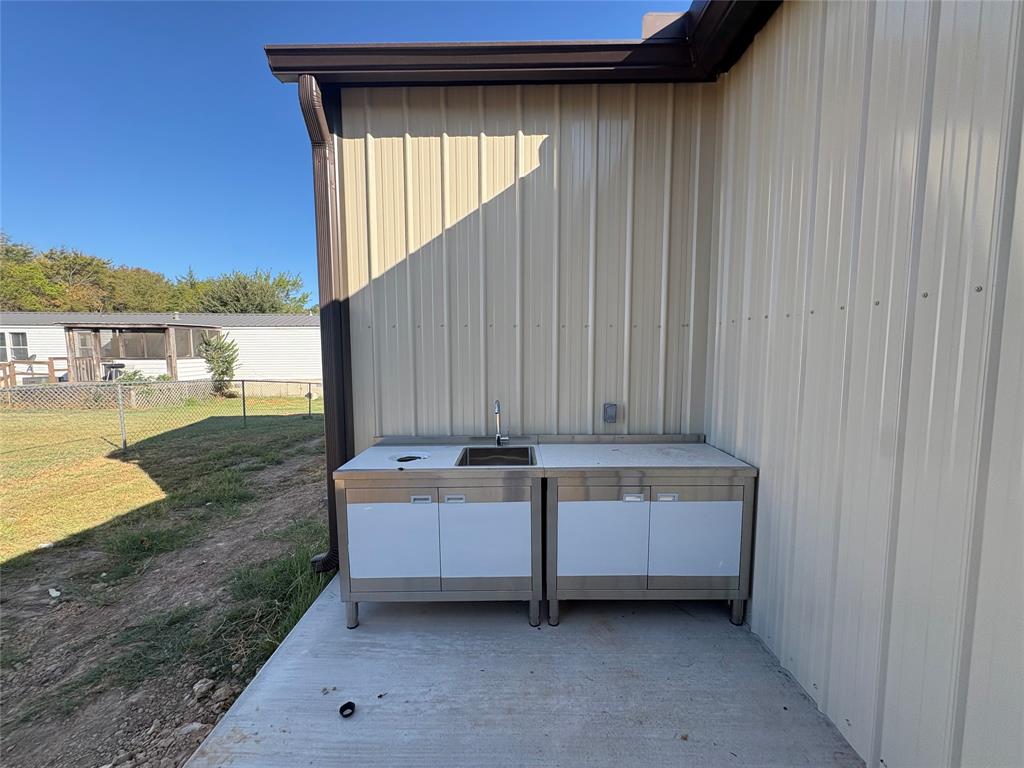 215 Quanah Property Photo 8