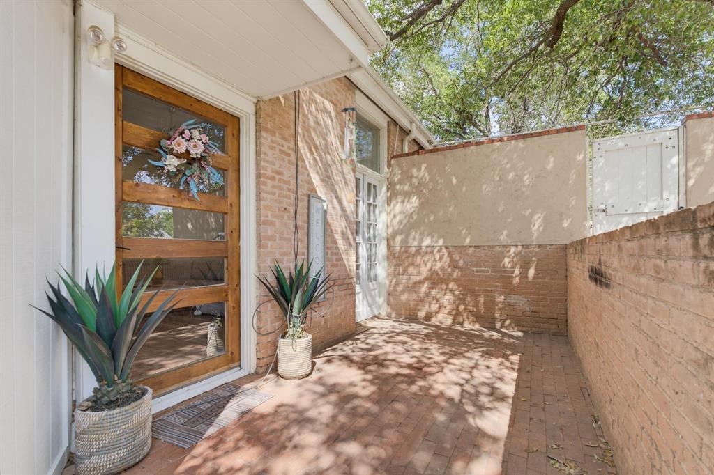 1042 Santos Street Property Photo 1