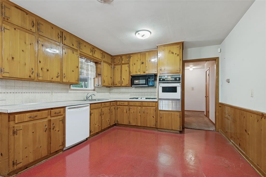 608 Woodcrest Drive Property Photo 3