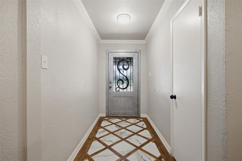 917 E Worth Street Property Photo 4