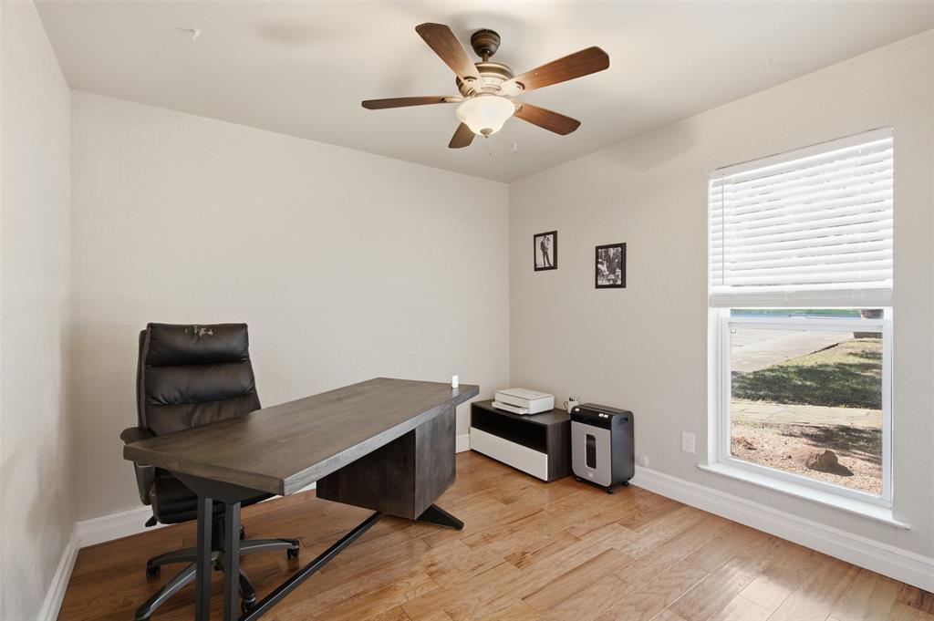 917 E Worth Street Property Photo 15