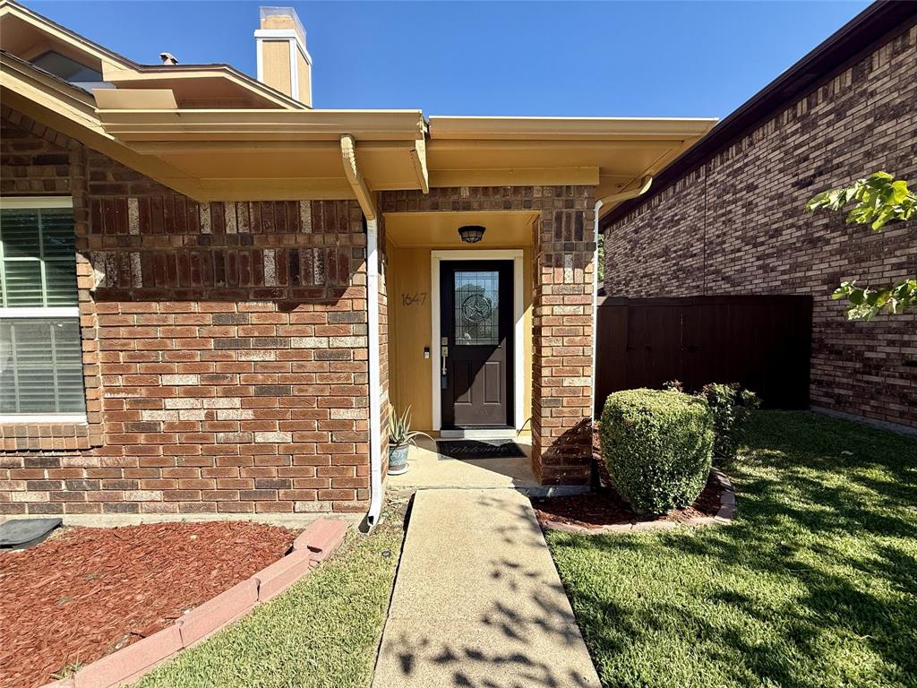 1647 Kingspoint Drive Property Photo 2