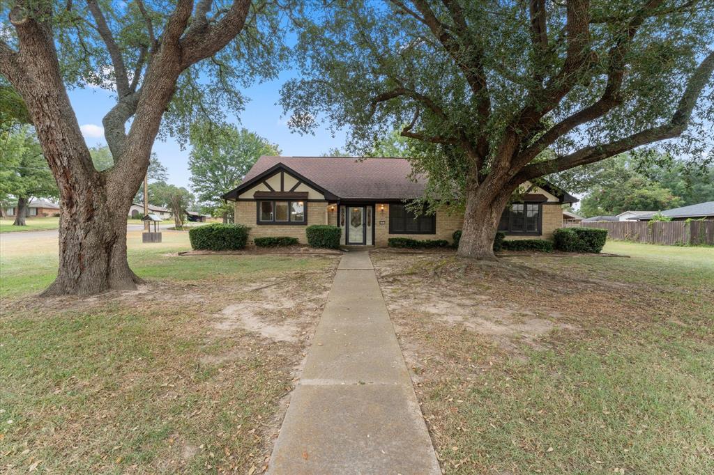 401 Southgate Drive Property Photo 1