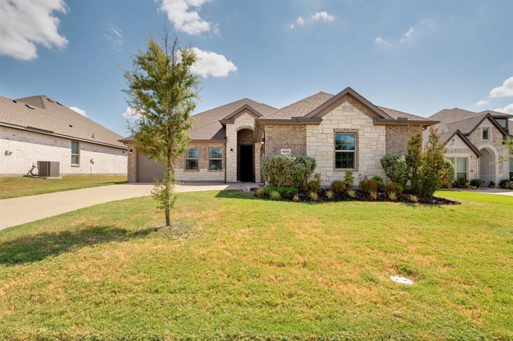 1006 Summer Grove Drive Property Photo 3