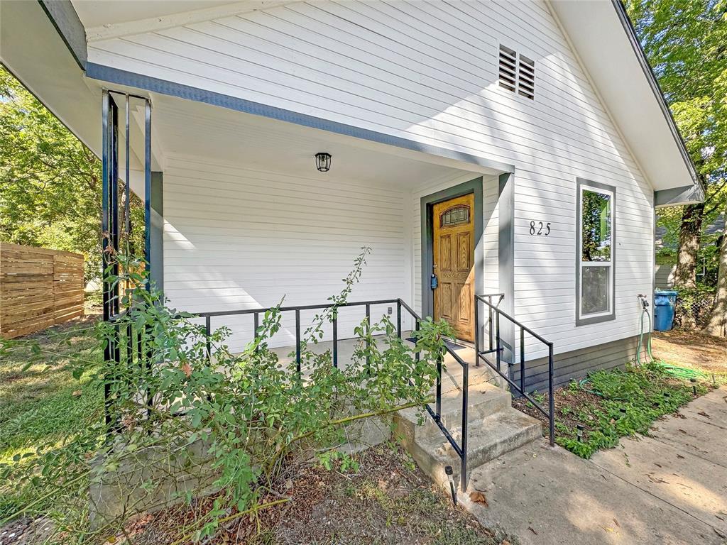 825 W Nelson Street Property Photo 2