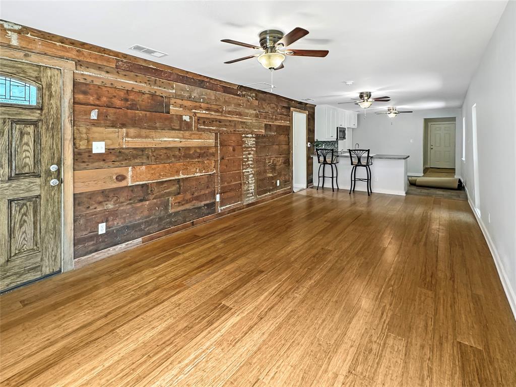 825 W Nelson Street Property Photo 3