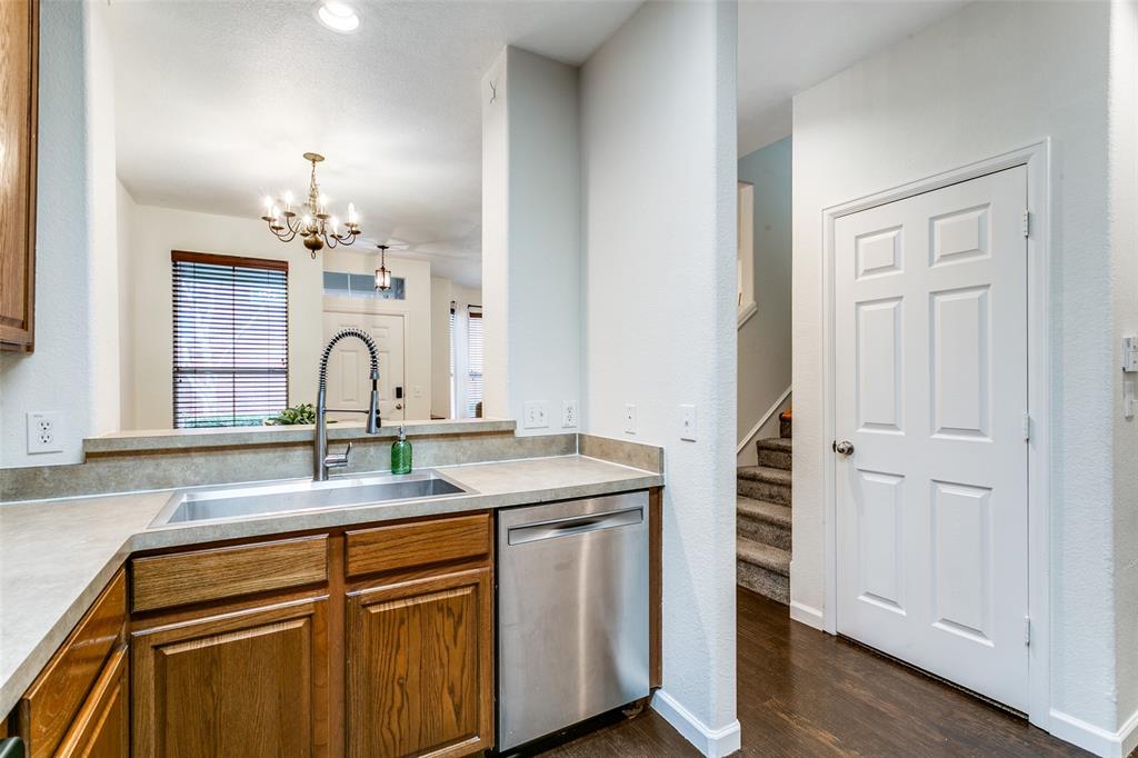 180 Leonard Street Property Photo 12