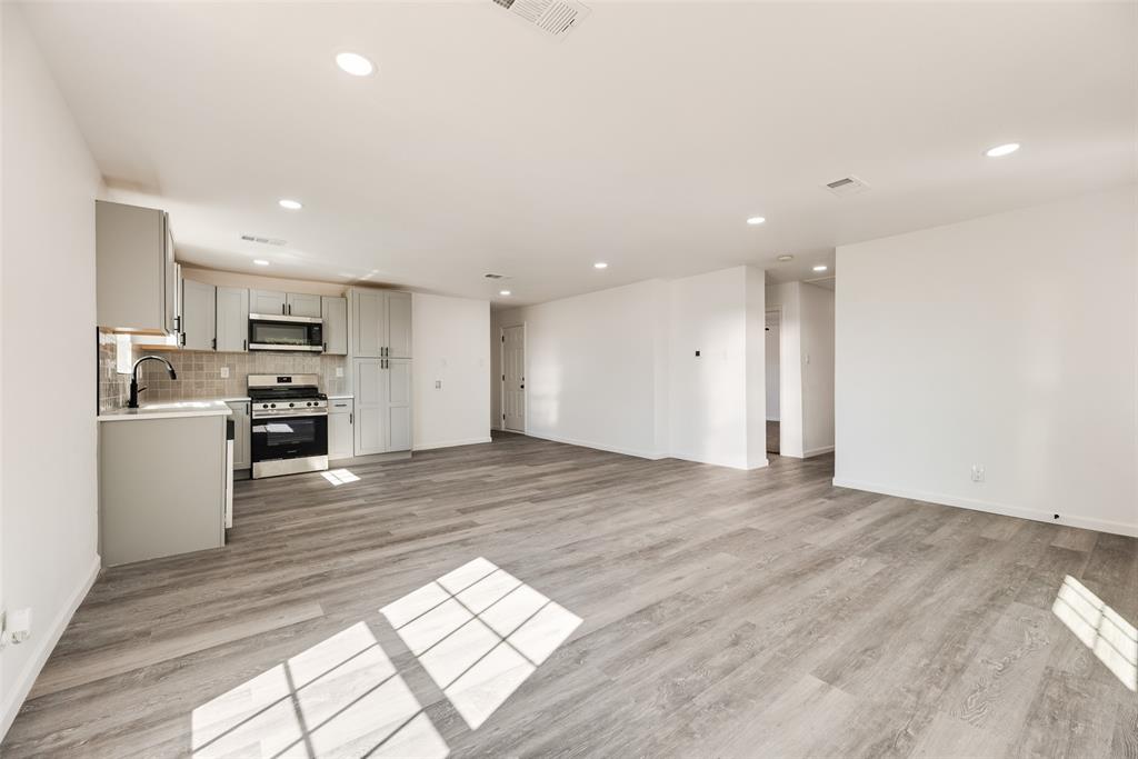 2820 Vinnie Street Property Photo 4