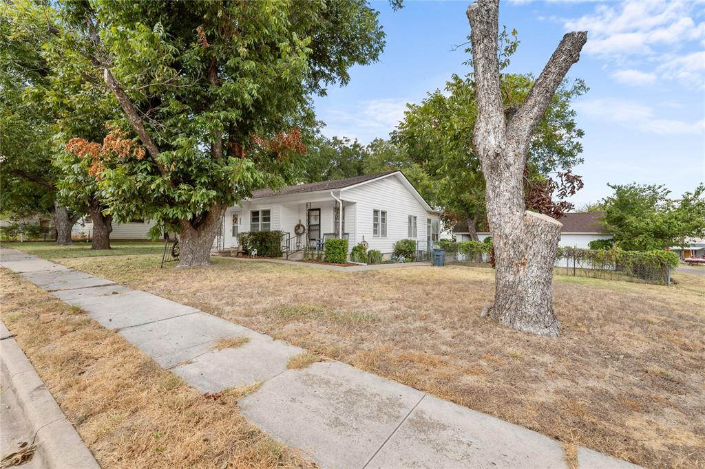 207 S Erath Property Photo 3