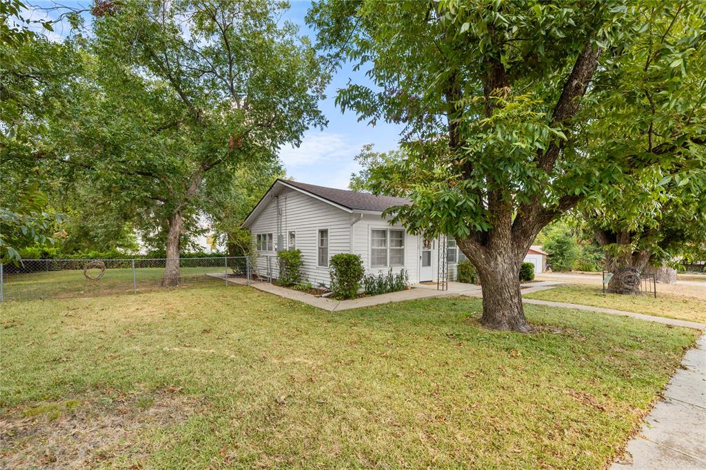 207 S Erath Property Photo 4