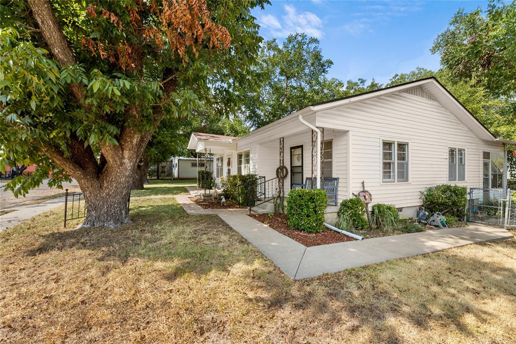 207 S Erath Property Photo 5