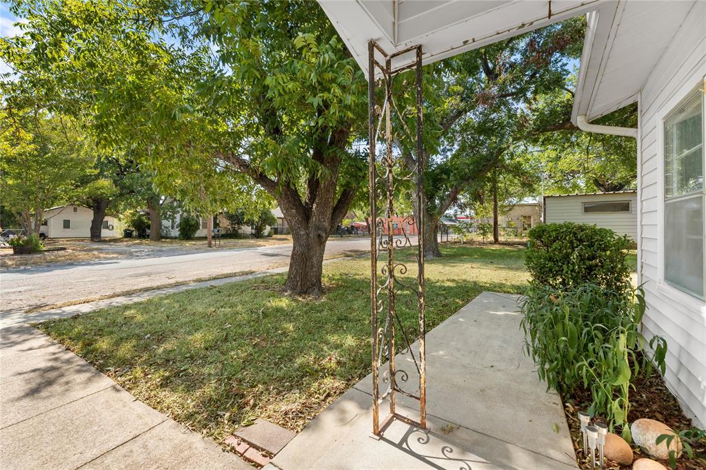 207 S Erath Property Photo 7