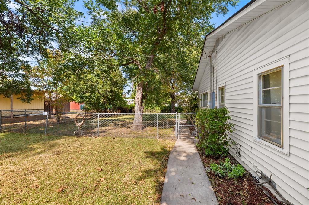 207 S Erath Property Photo 23