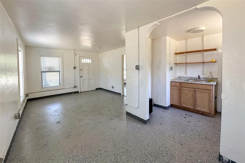 909 Alice Street Property Photo 4