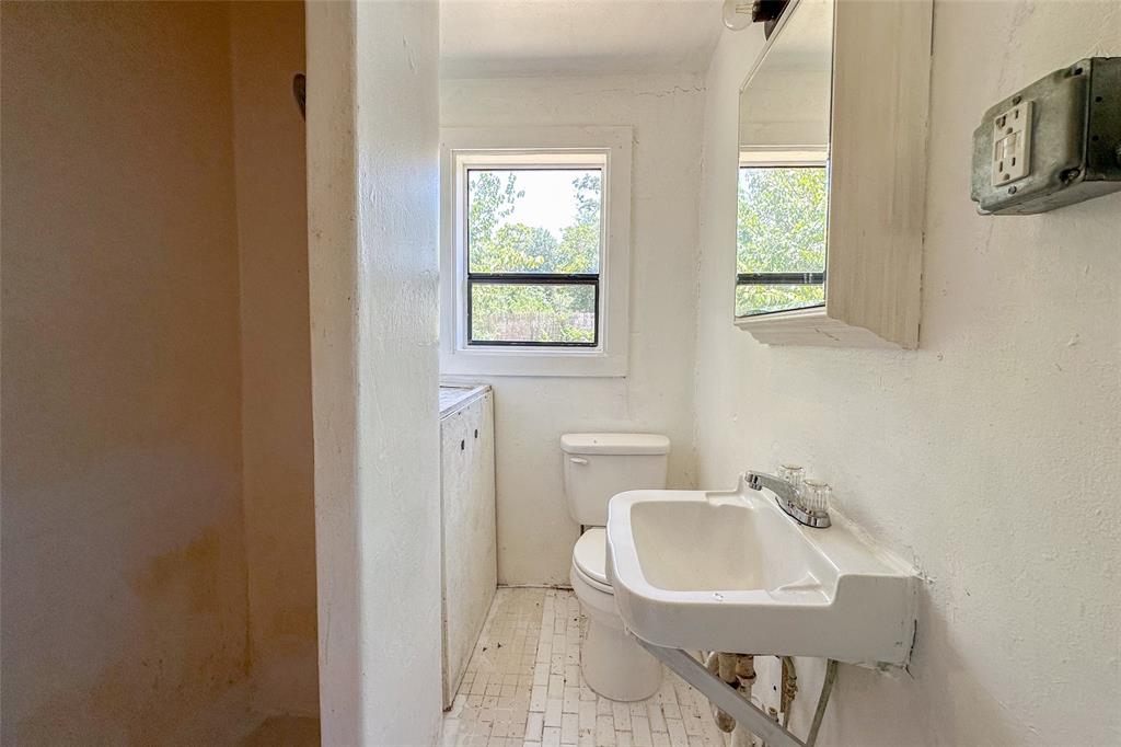 909 Alice Street Property Photo 8