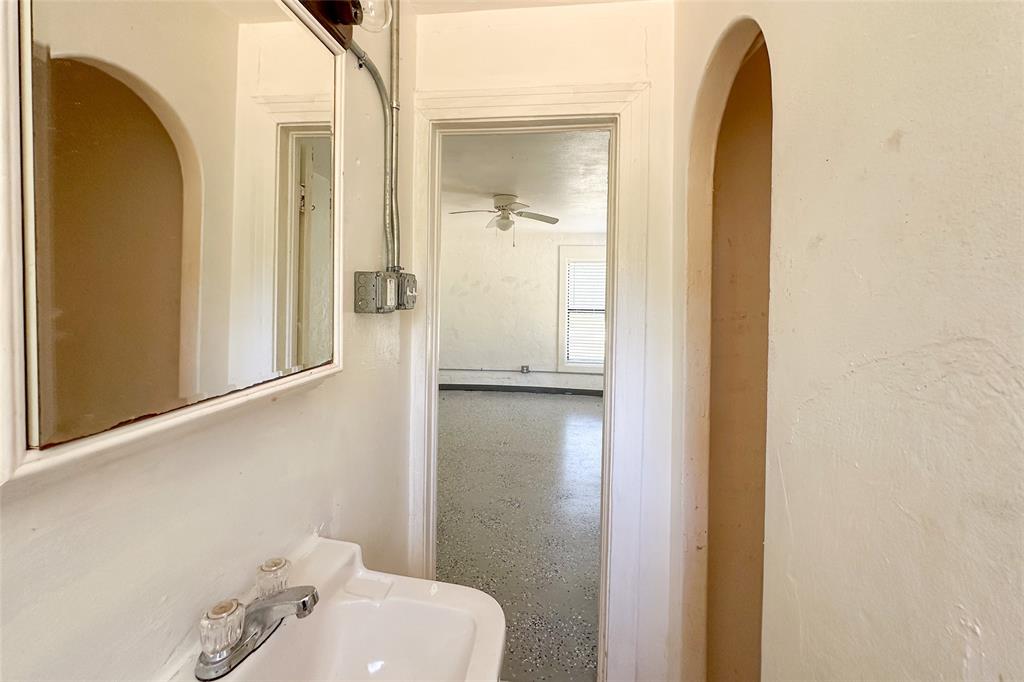 909 Alice Street Property Photo 9