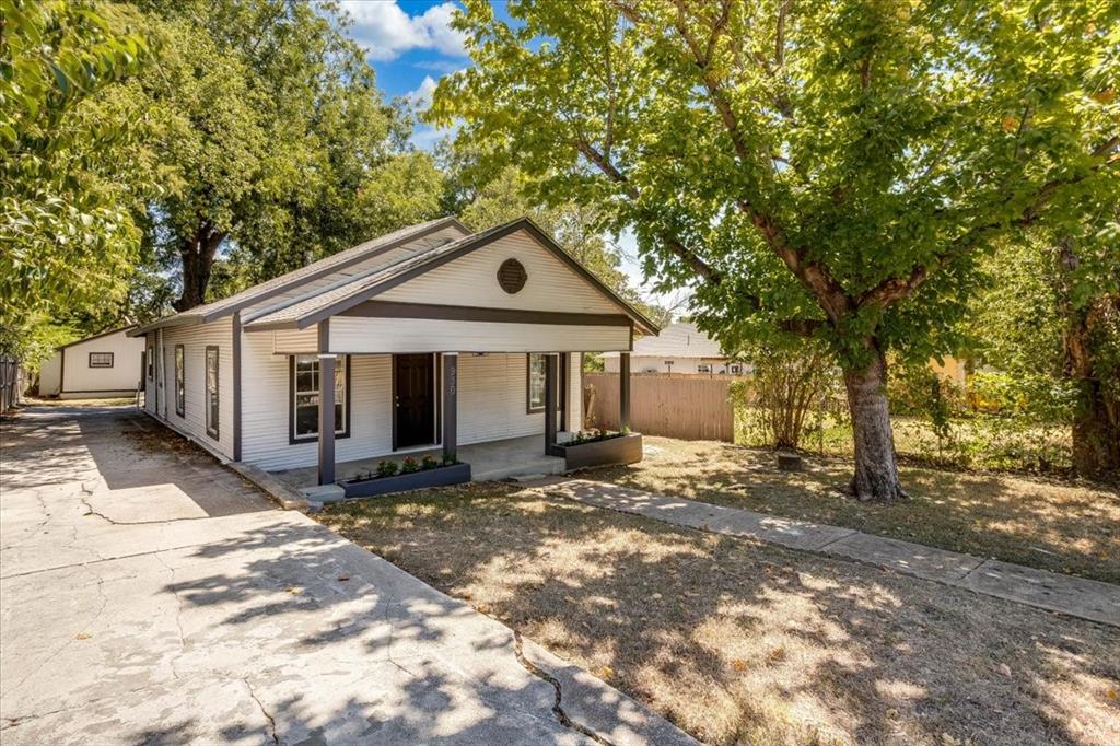 930 S Vernon Avenue Property Photo 3