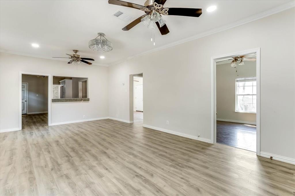 930 S Vernon Avenue Property Photo 6