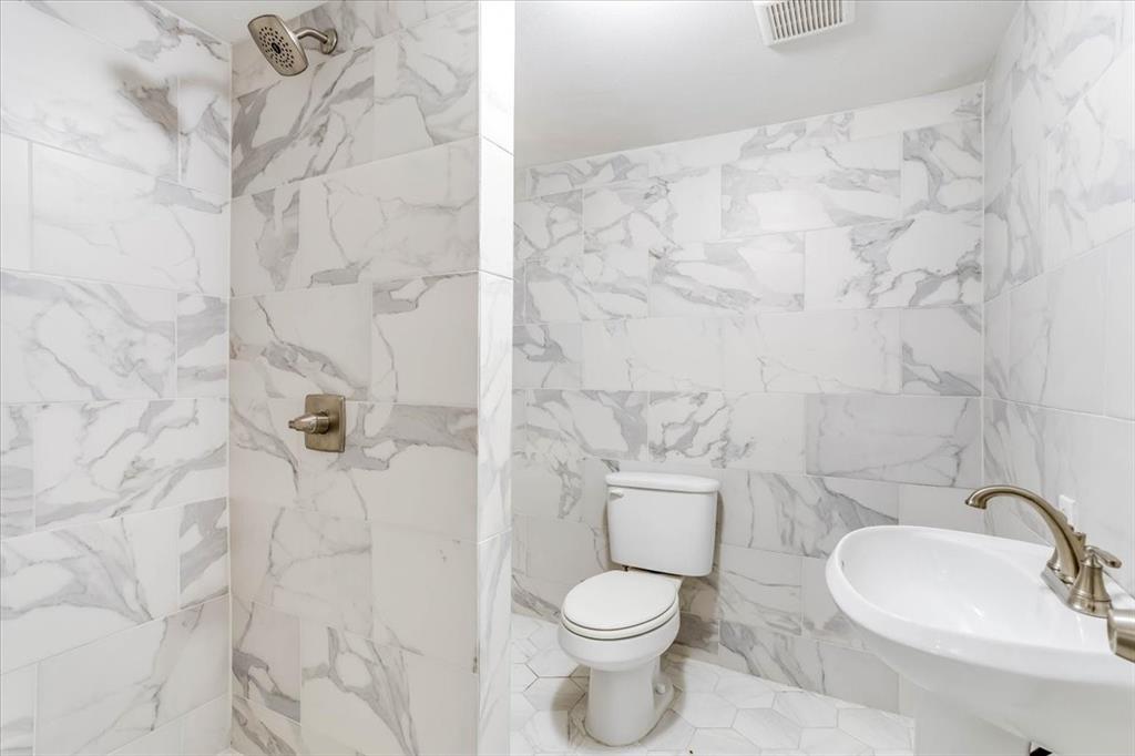 930 S Vernon Avenue Property Photo 12