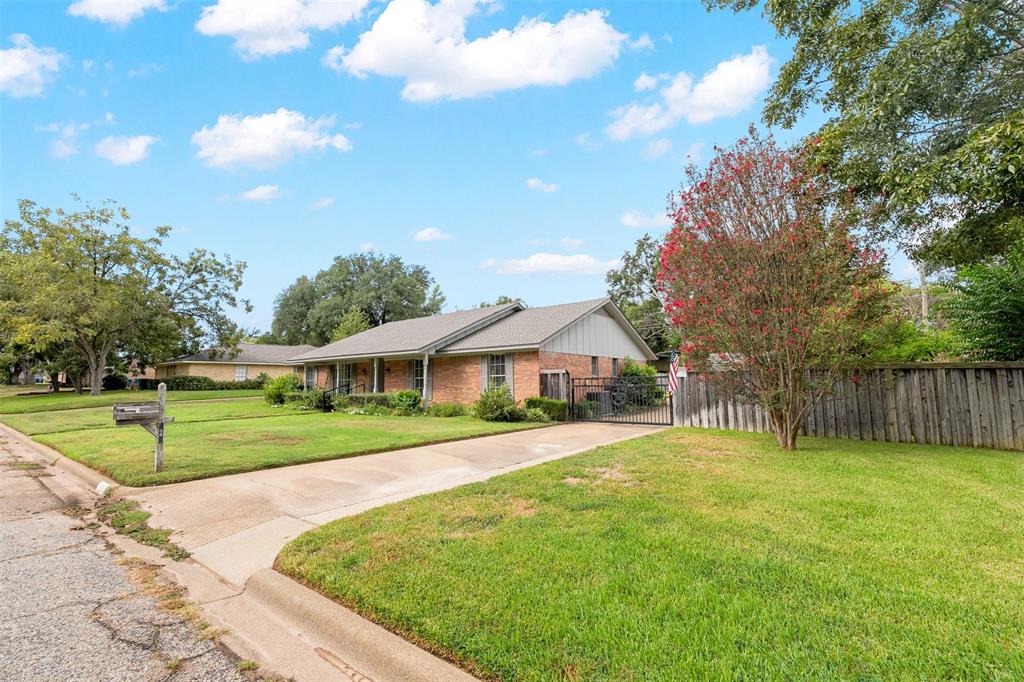 925 Bradley Drive Property Photo 2