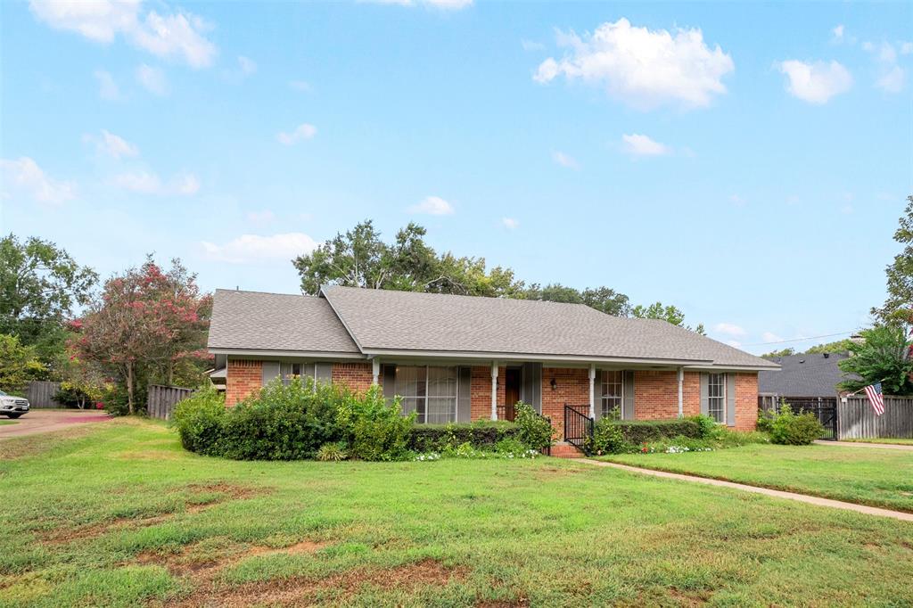 925 Bradley Drive Property Photo 3