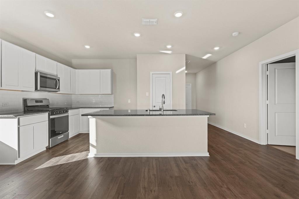 3047 Mary Grace Property Photo 4