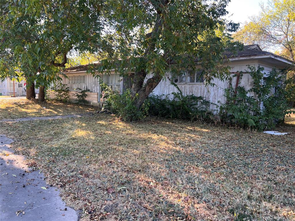 107 W Elm Property Photo 1