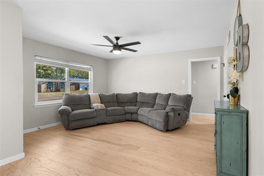 634 Midvale Drive Property Photo 3