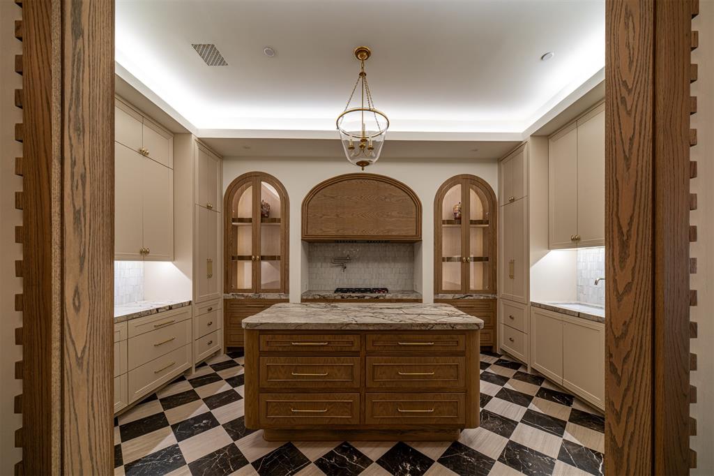 6815 Royal Crest Drive Property Photo 16