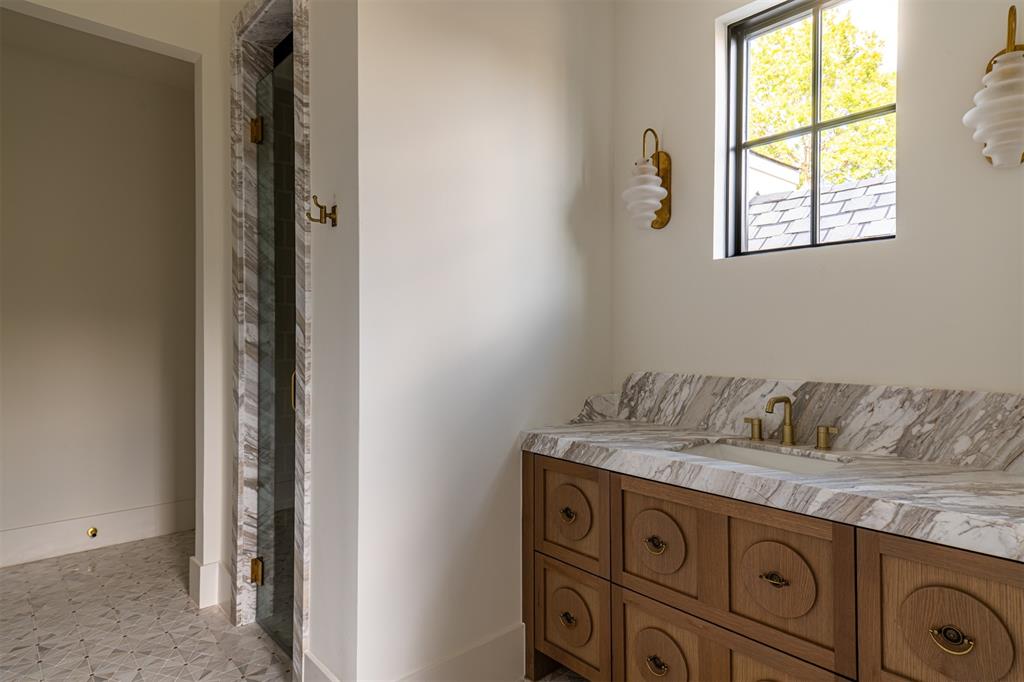 6815 Royal Crest Drive Property Photo 27